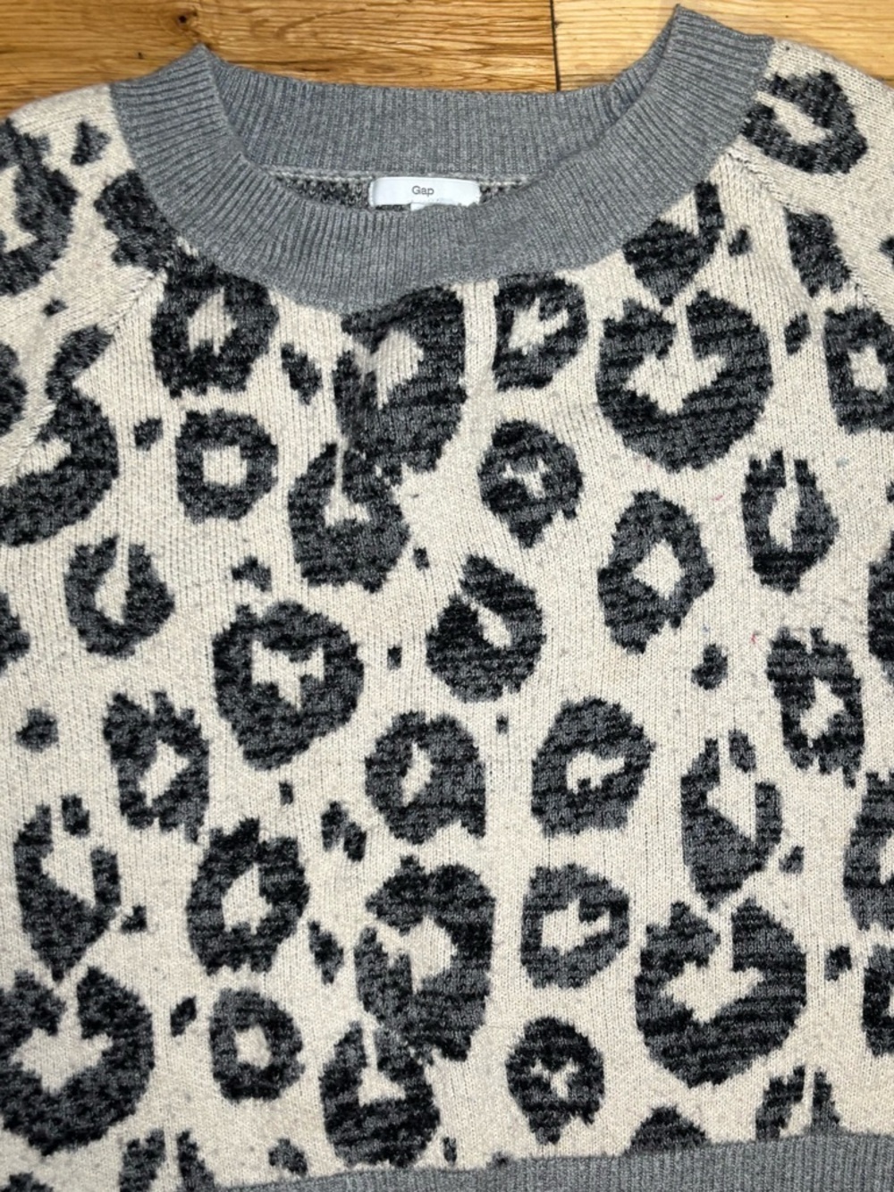 Gap Leopard Print Fuzzy Sweater Gray & Cream Cozy Knit Pullover - Picture 2 of 6